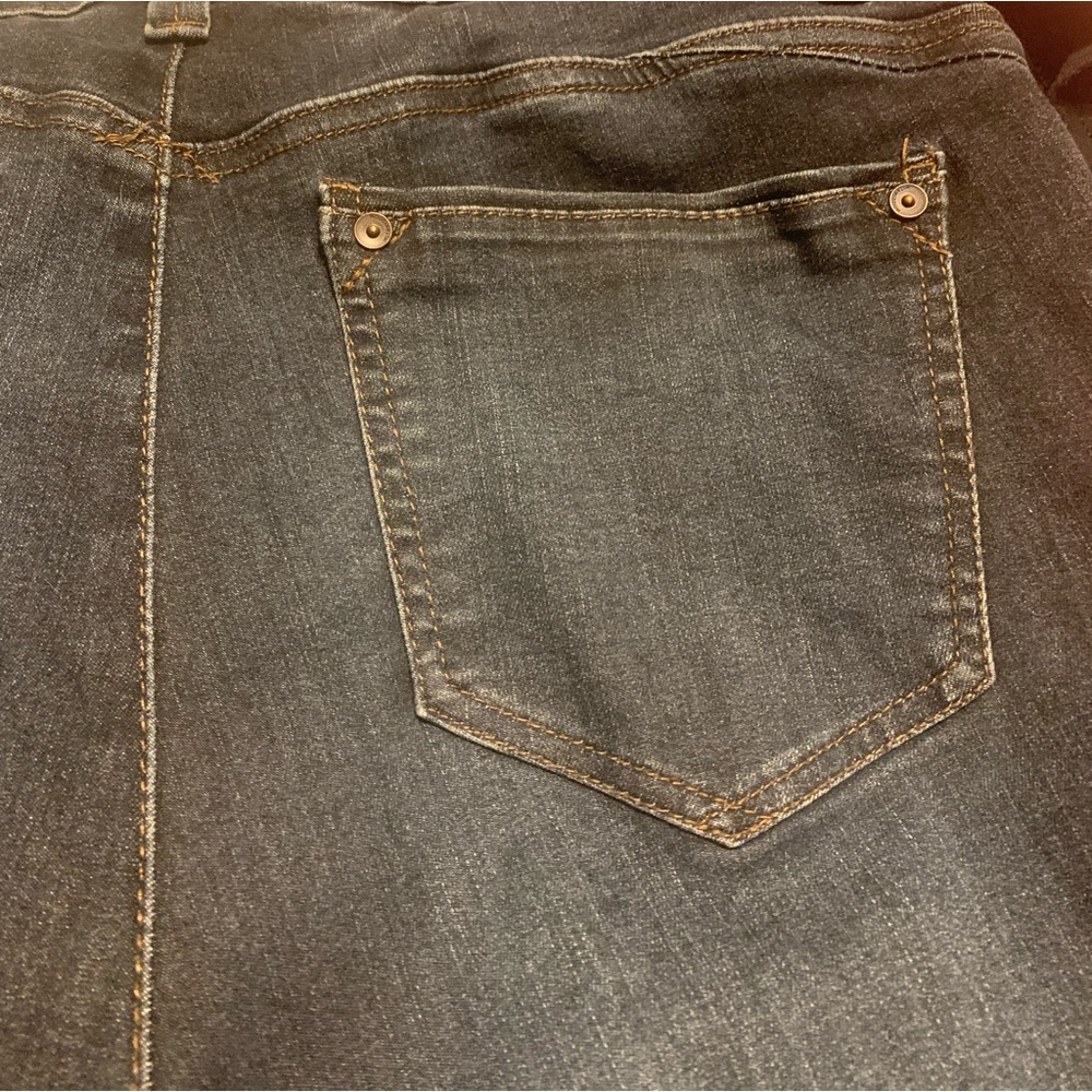 Stretchy jeans. Dark blue denim. Slightly cropped.
